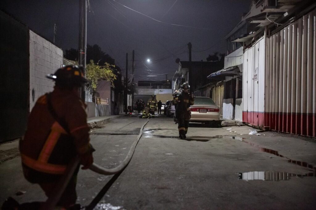 Incendio consume tres casas en Zona Centro y deja una mascota calcinada