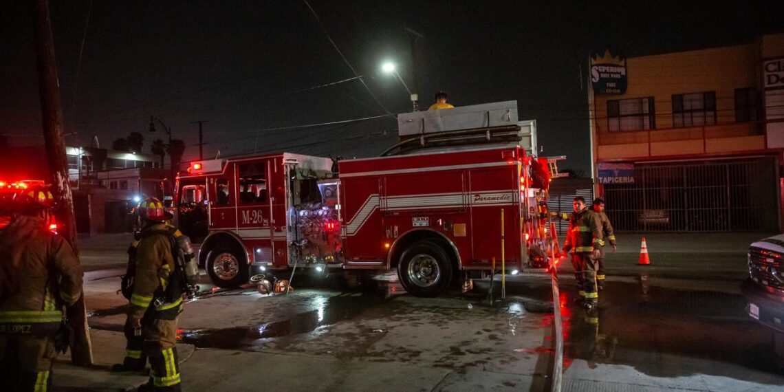 Incendio consume tres casas en Zona Centro y deja una mascota calcinada