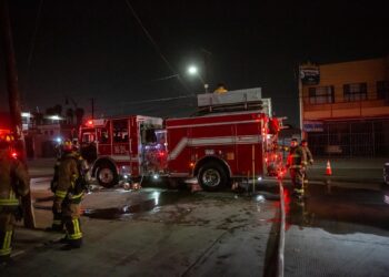 Incendio consume tres casas en Zona Centro y deja una mascota calcinada