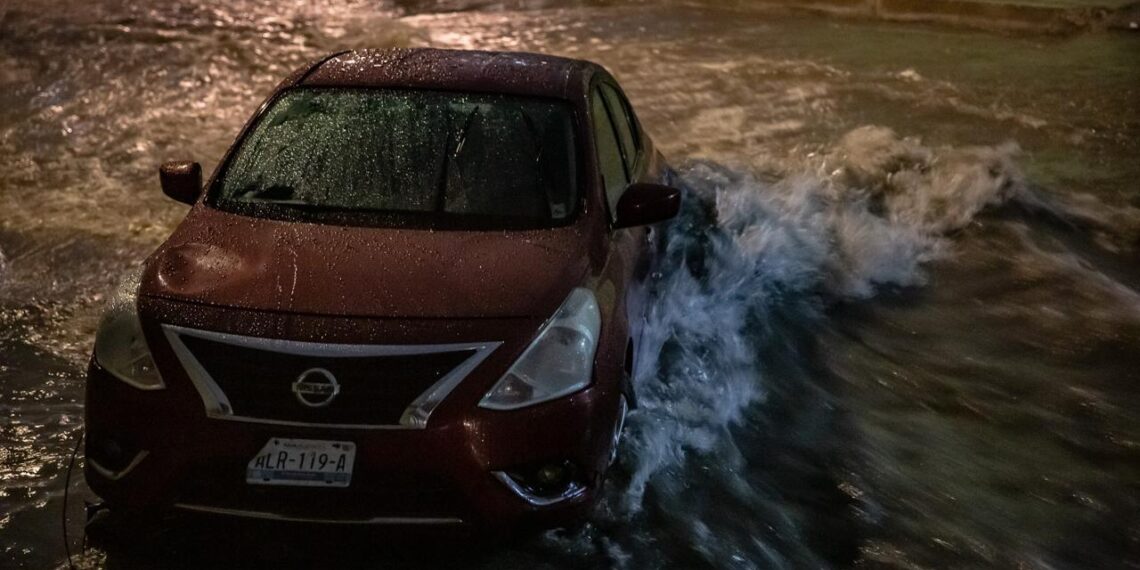 Corriente de agua arrastra a un vehículo de UBER