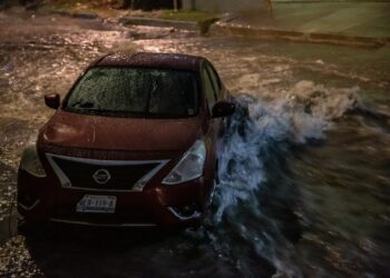 Corriente de agua arrastra a un vehículo de UBER