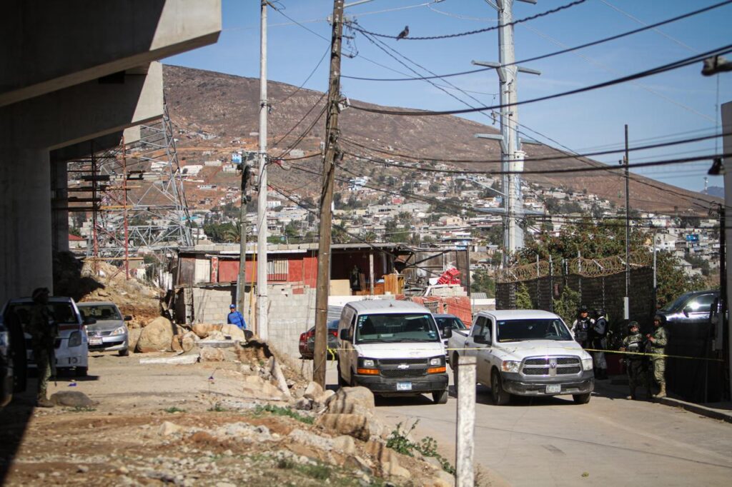 Hombre escapa de casa de seguridad donde localizan a 2 muertos y 2 secuestrados