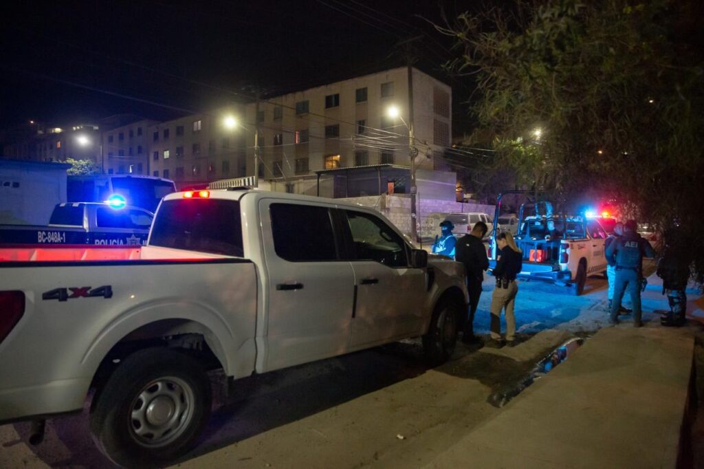 Dejan narcomanta con amenazas a mando policíaco