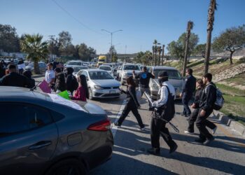 Estudiantes del Cobach Ruben Vizcaíno bloquean la Vía Rápida Poniente