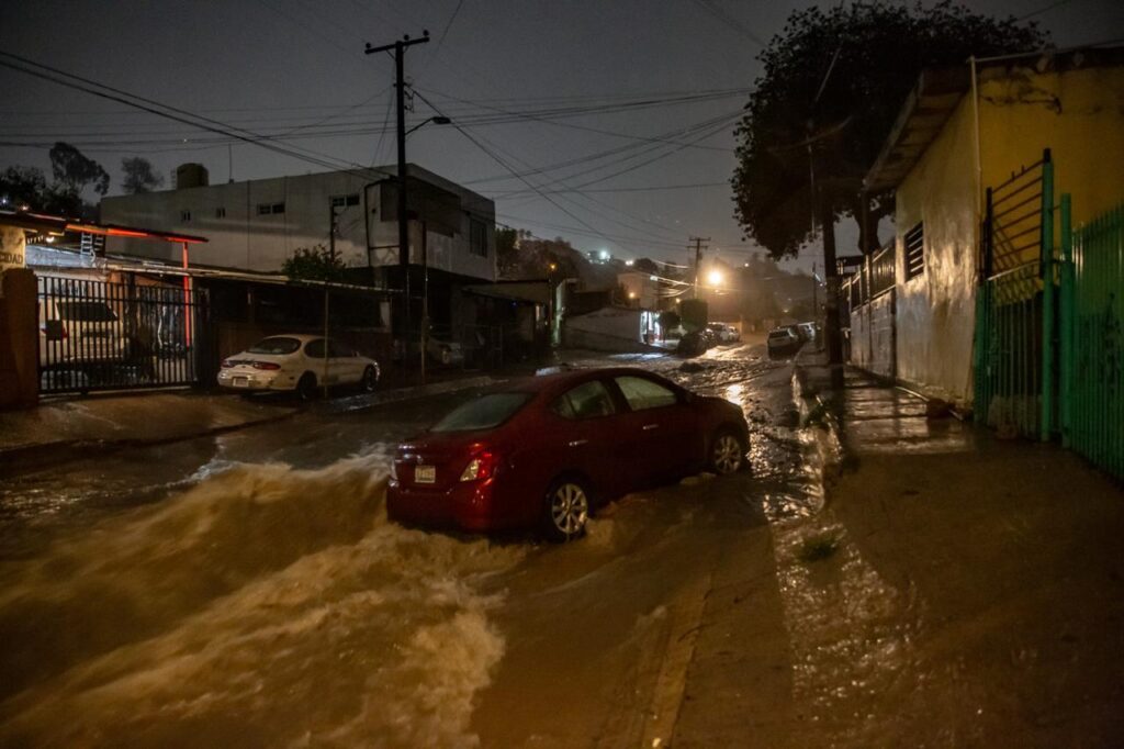 Corriente de agua arrastra a un vehículo de UBER