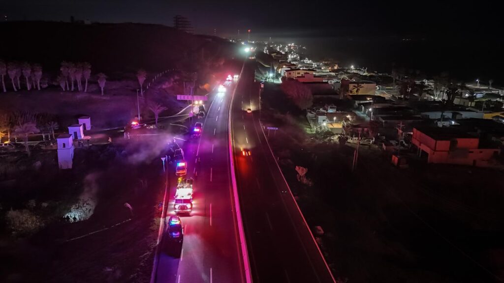 Atacan a policías de Rosarito, agresores huyen, vuelcan y mueren carbonizados