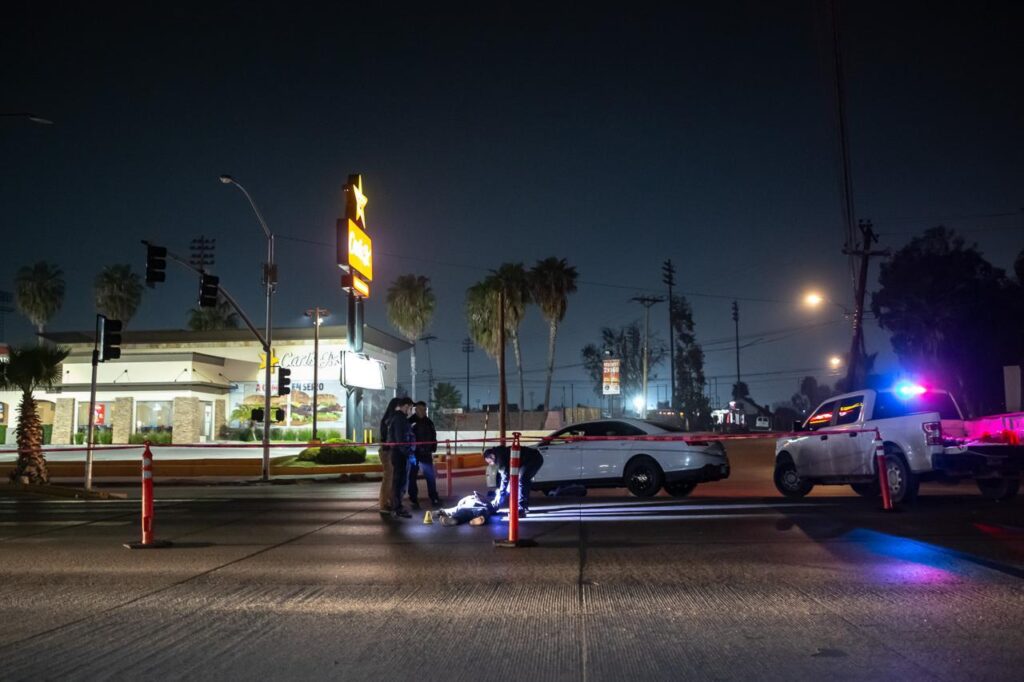 Hombre cruza la calle y muere atropellado por una camioneta; responsable huye