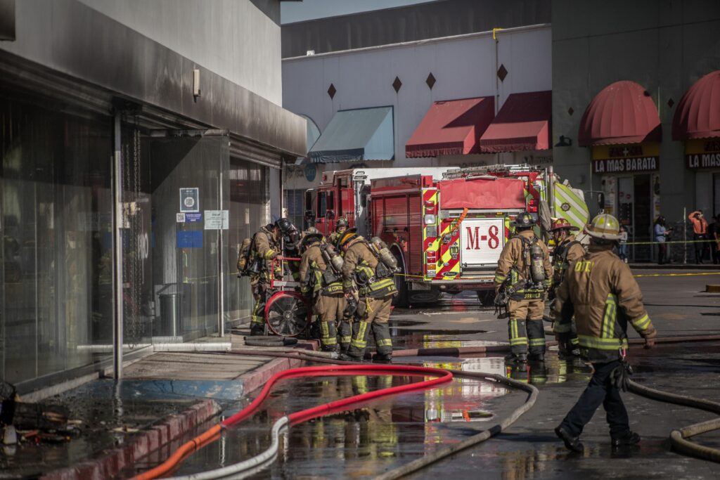 Incendio en tienda de Telcel de Macroplaza deja daños parciales en el taller