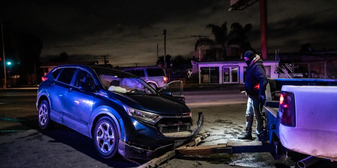 Delincuentes chocan tras asaltar a mujer