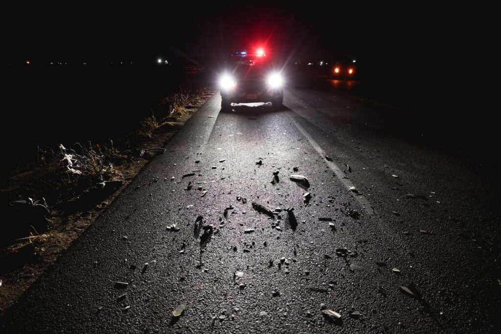 Choque vehicular termina en volcadura sobre la carretera Abasolo