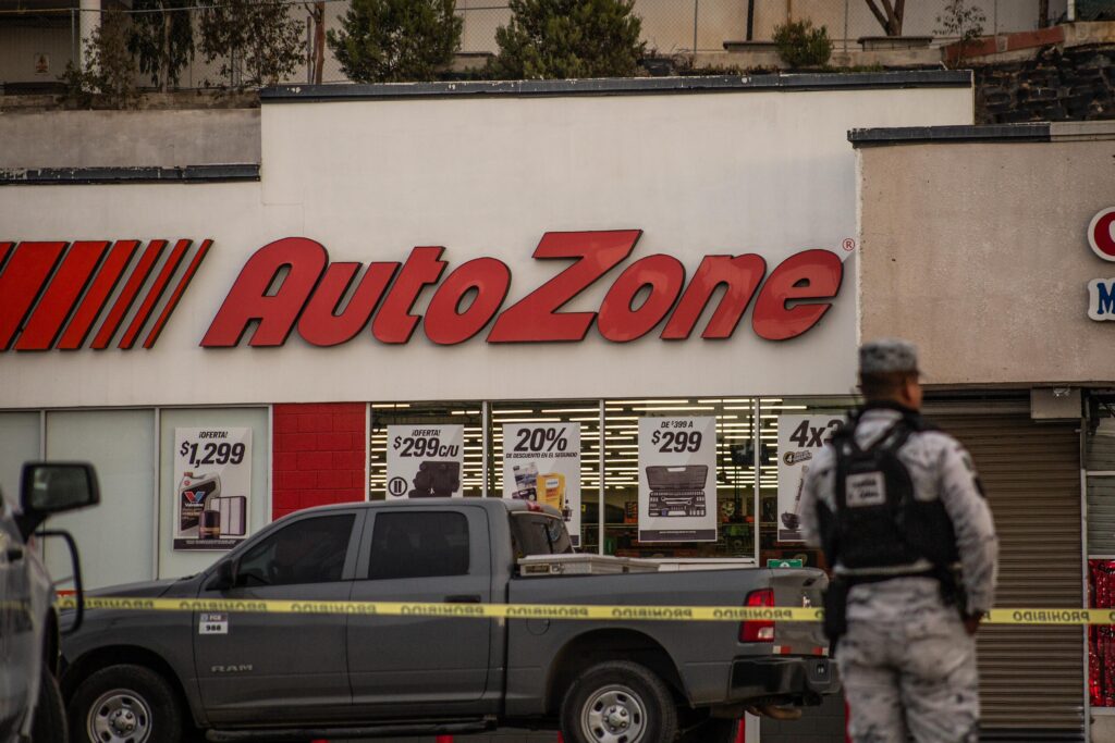 Localizan restos humanos en AutoZone de la colonia Loma Bonita