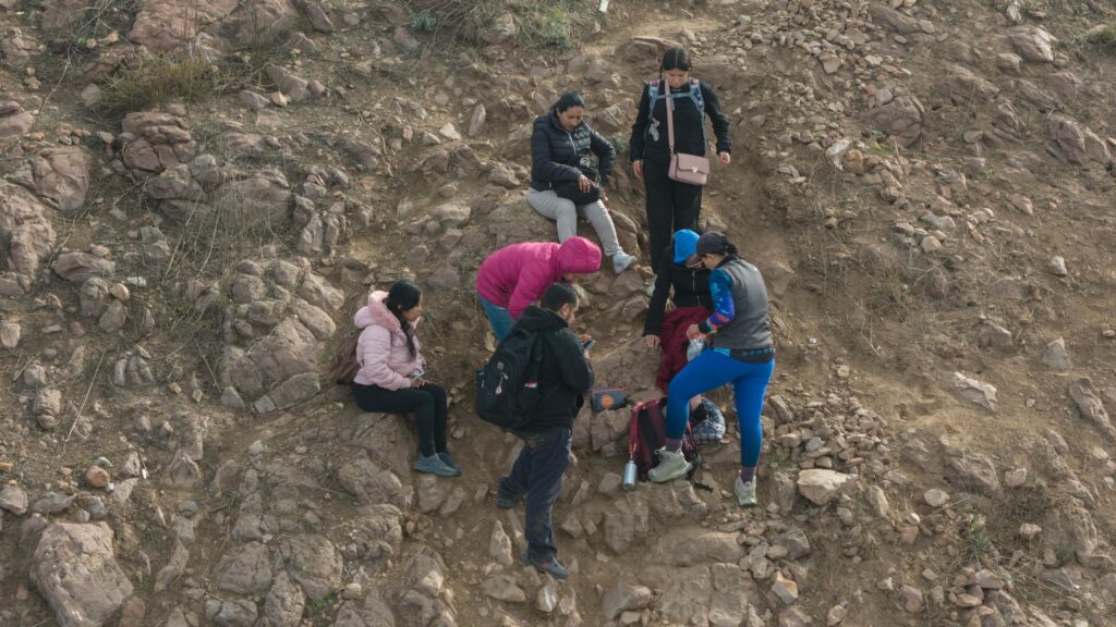 Bomberos rescatan a mujer que practicaba senderismo en el Cerro Colorado