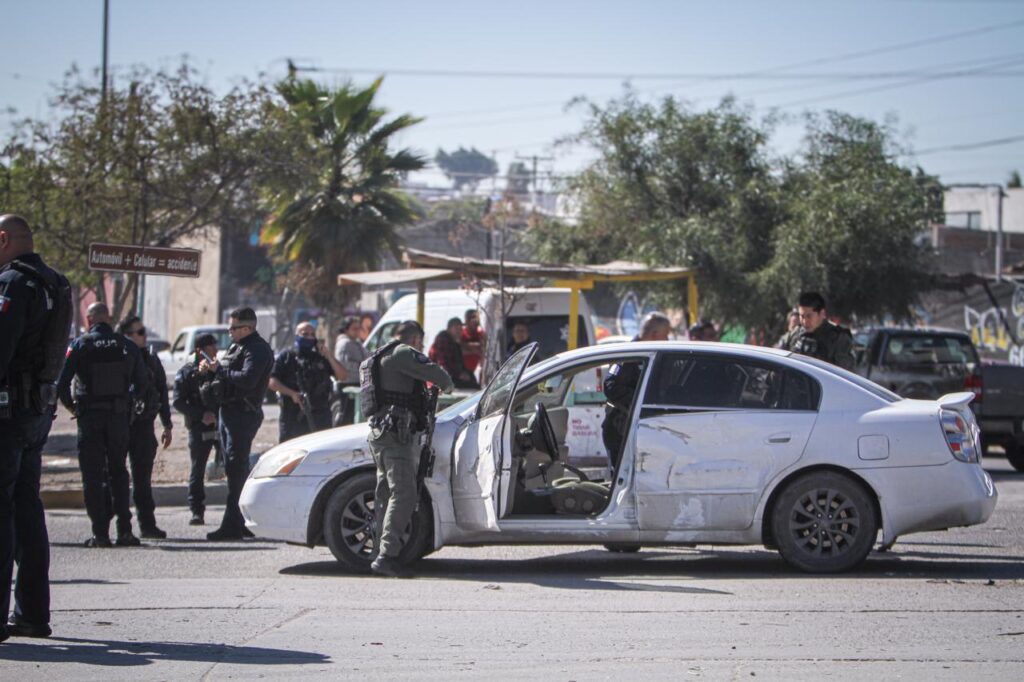 Sujeto con auto robado desata persecución y es detenido