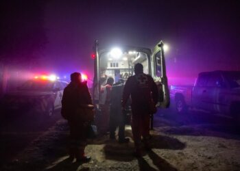 Un hombre es atacado a balazos y queda tirado en unas escaleras