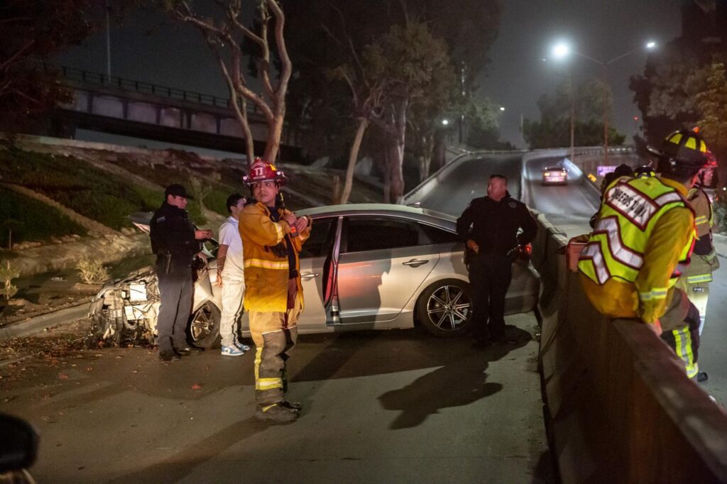 Auto se impacta con un árbol en el camellón central de la Ready Lane