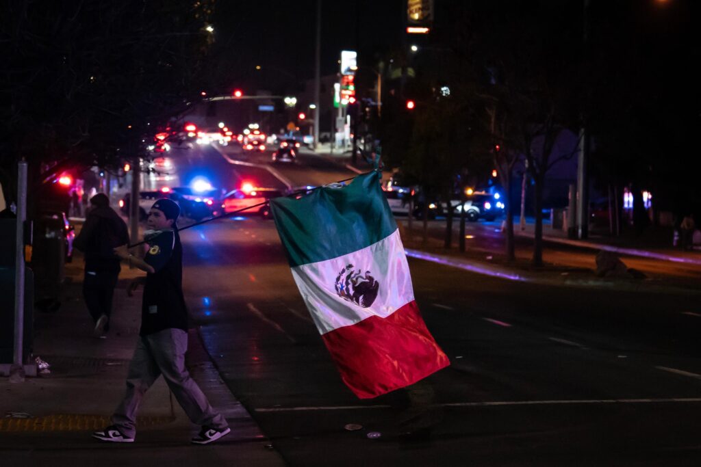 Desalojan con gas lacrimógeno a manifestantes pro migrantes en San Diego