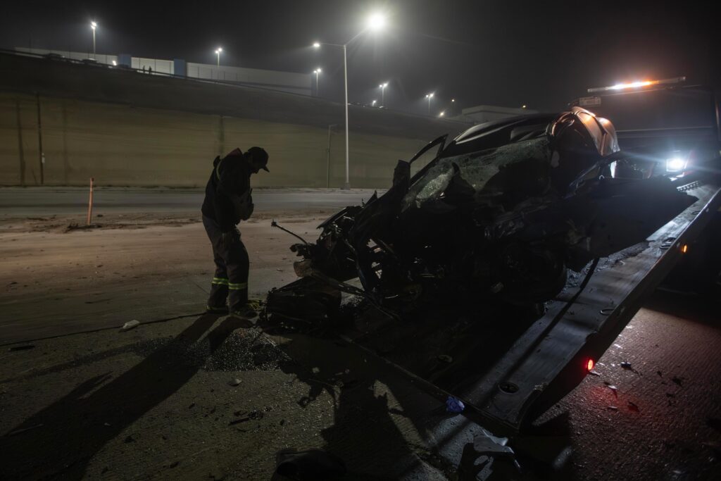 Auto termina destrozado tras impactarse con un muro en el bulevar 2000