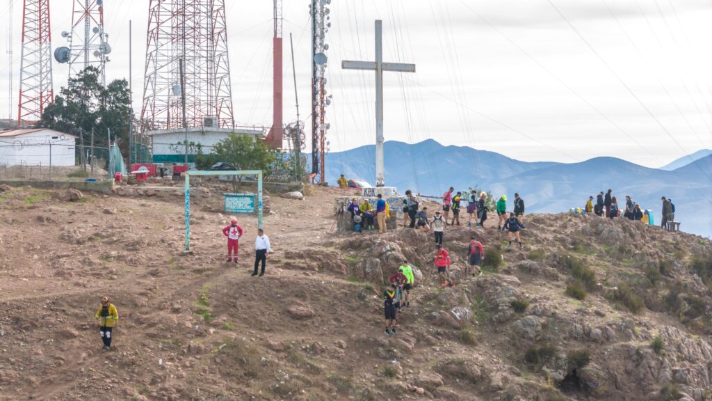 Bomberos rescatan a mujer que practicaba senderismo en el Cerro Colorado