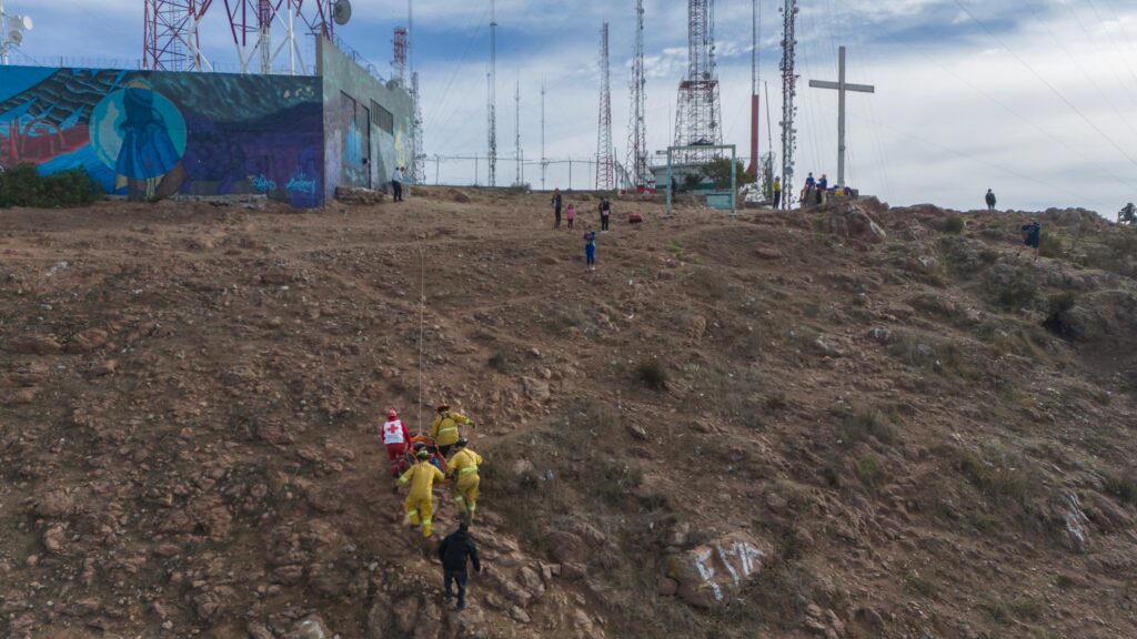 Bomberos rescatan a mujer que practicaba senderismo en el Cerro Colorado