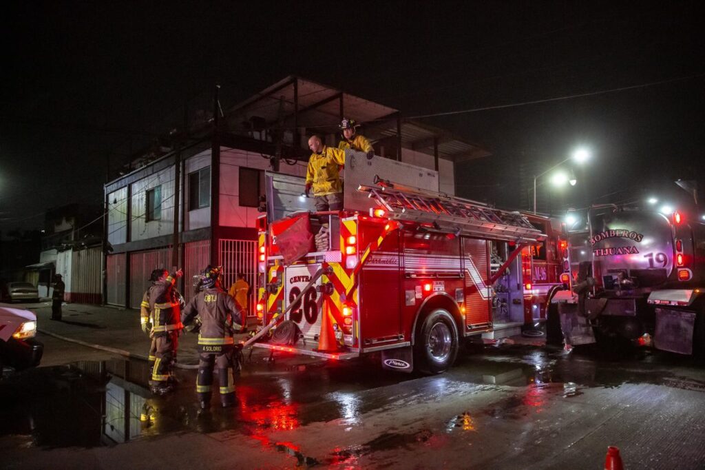 Incendio consume tres casas en Zona Centro y deja una mascota calcinada