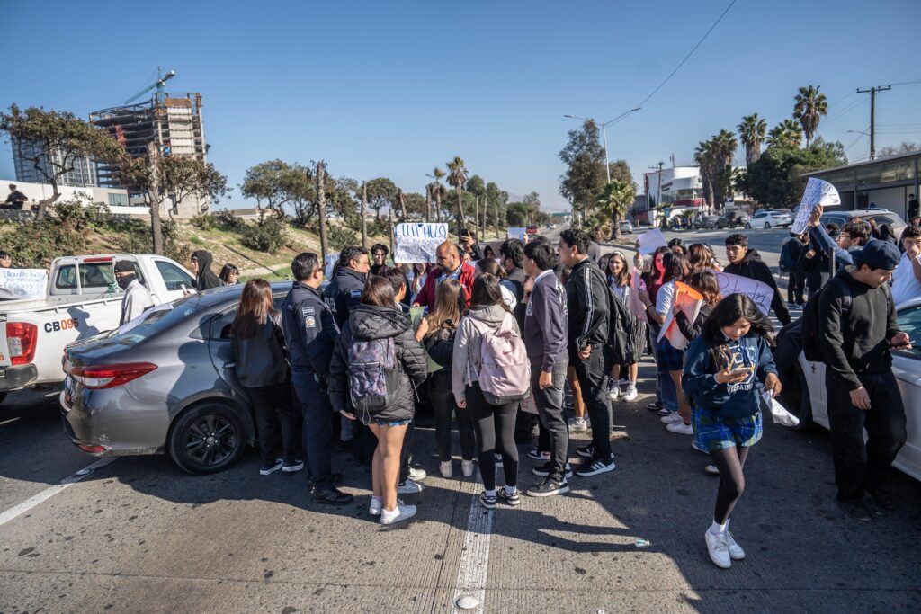 Estudiantes del Cobach Ruben Vizcaíno bloquean la Vía Rápida Poniente