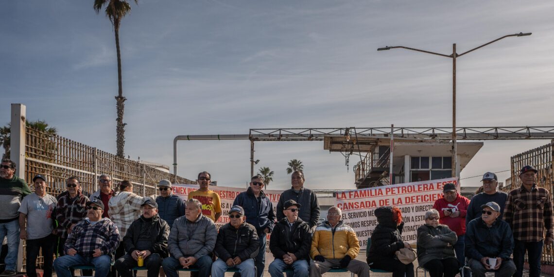 Trabajadores pensionados bloquean instalaciones de Pemex y advierten será permanente