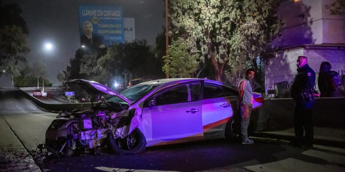 Auto se impacta con un árbol en el camellón central de la Ready Lane