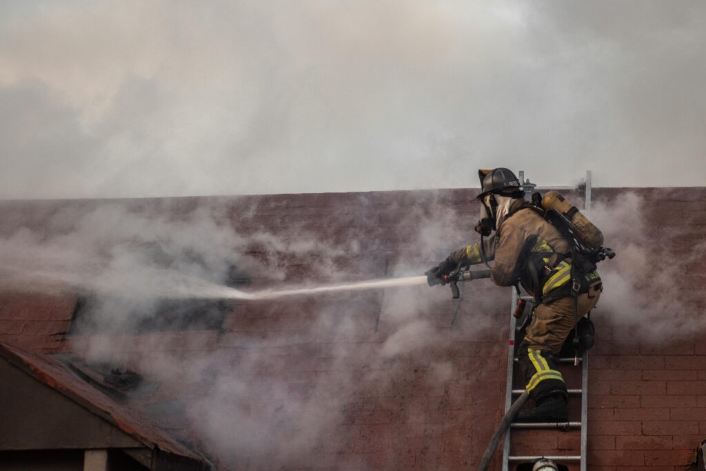 Incendio en La Liber; un taller y dos casas afectadas