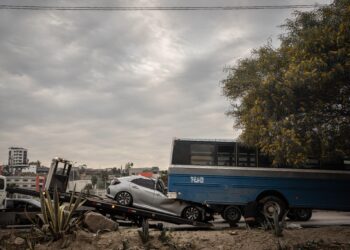 Accidente en la vía rápida Alamar deja a dos jóvenes heridos