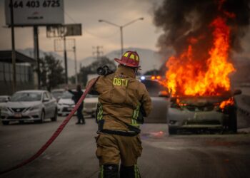 Se incendia auto sobre la Vía Rápida Alamar, recientemente lo habían sacado del mecánico