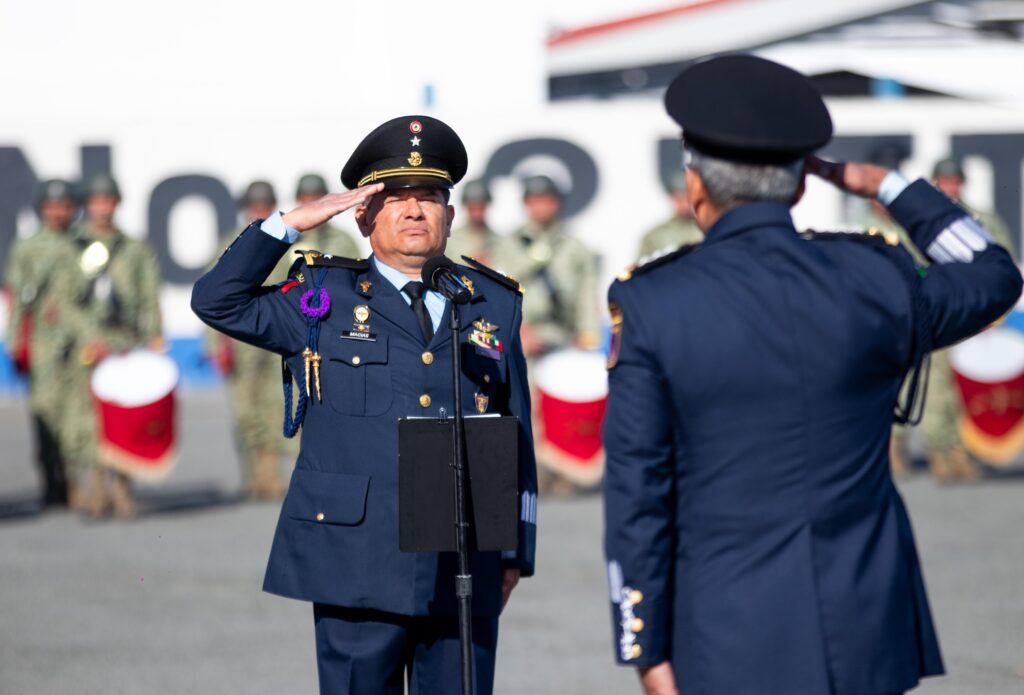 Ismael Burgueño asiste a toma de posesión del nuevo comandante de la Base Aérea Militar no. 12