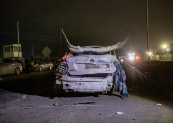 Camión de transporte de personal vuelca tras chocar contra un auto en carretera libre Tijuana-Tecate