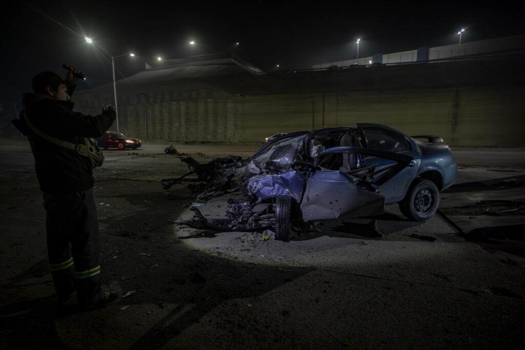 Auto termina destrozado tras impactarse con un muro en el bulevar 2000