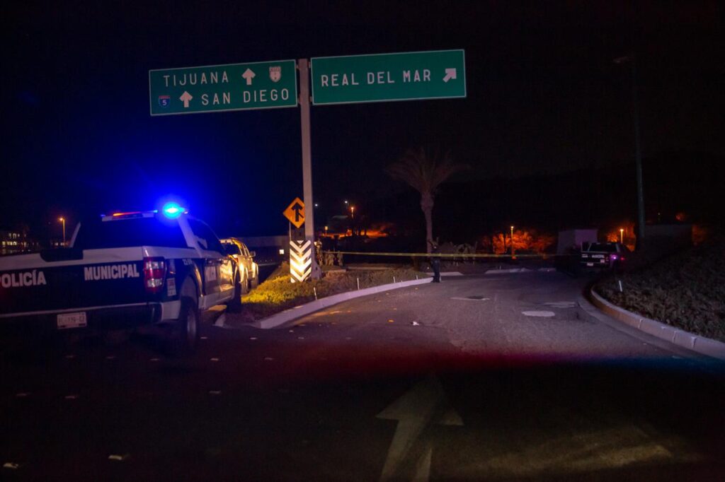 Atacan a policías de Rosarito, agresores huyen, vuelcan y mueren carbonizados