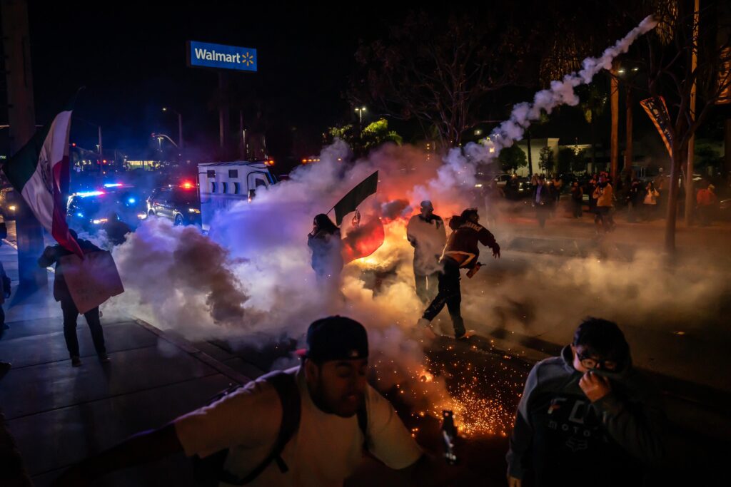 Desalojan con gas lacrimógeno a manifestantes pro migrantes en San Diego