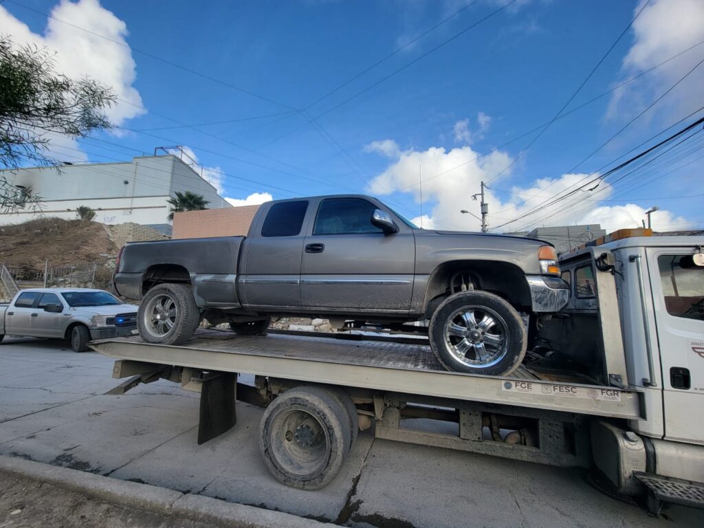 Recuperan nueve vehículos robados tras cateos