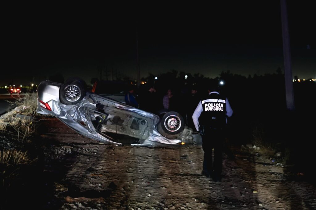 Choque vehicular termina en volcadura sobre la carretera Abasolo