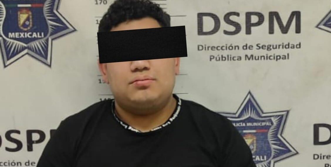 Joven agrede a policía municipal para evitar el remolque de su vehículo