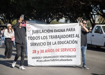 Maestros se manifiestan en contra de la reforma del ISSSTE