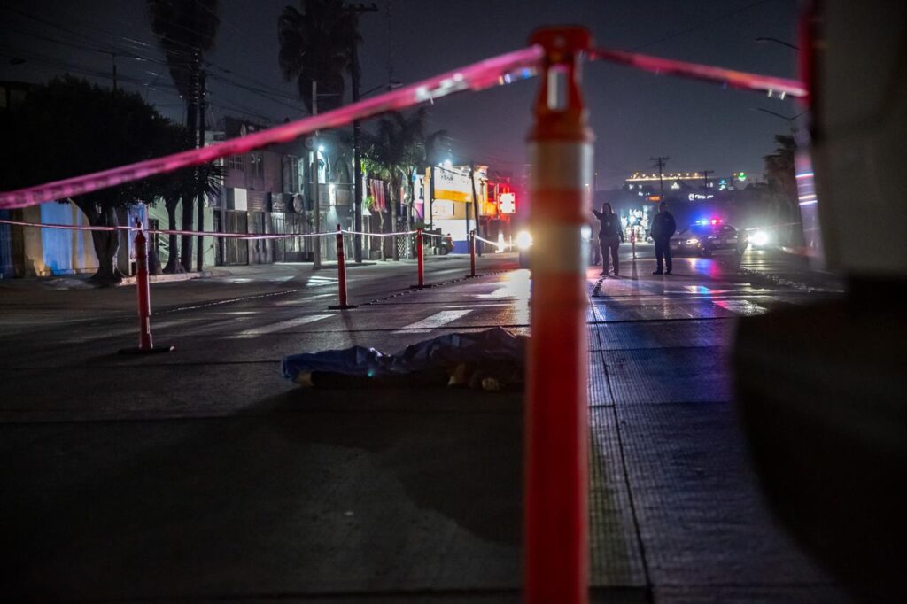 Hombre cruza la calle y muere atropellado por una camioneta; responsable huye