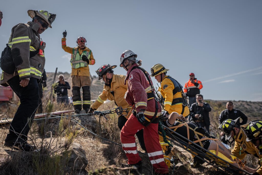 Bomberos rescatan a mujer tras volcar en barranco; llevaba 2 días atrapada