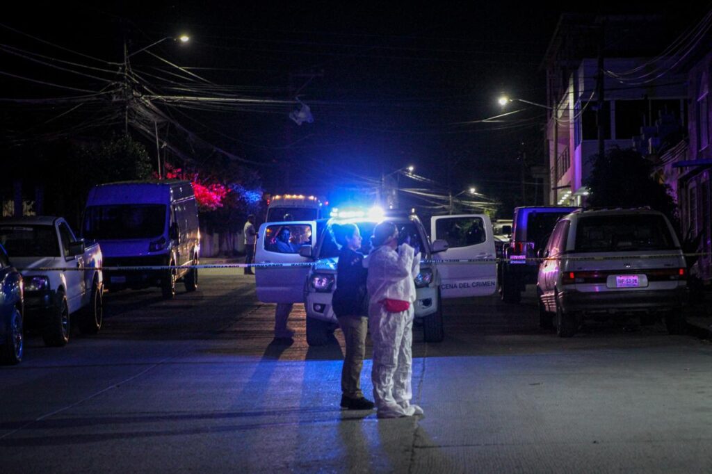 Lesionan a un hombre dentro de un abarrotes; otro muere de un infarto