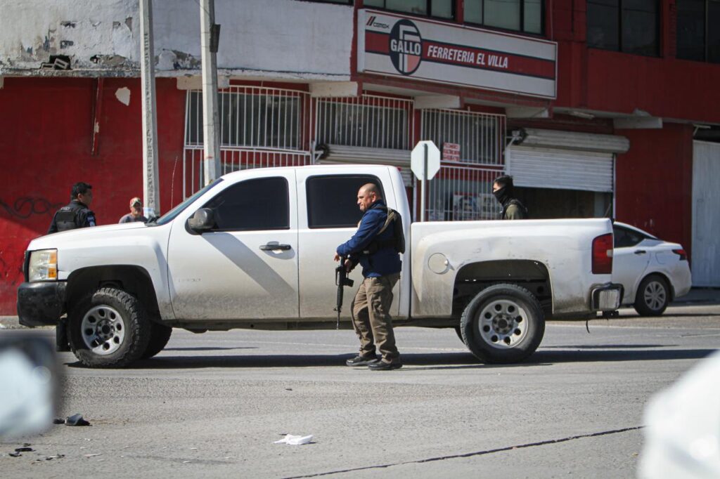 Sujeto con auto robado desata persecución y es detenido