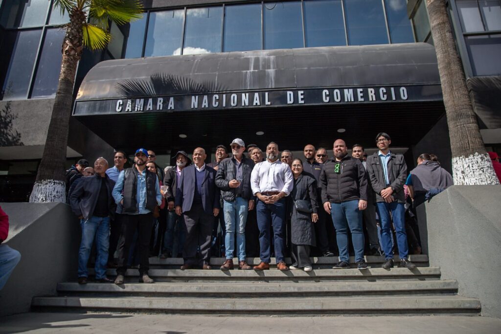 Comerciantes se manifiestan y les cierran las puertas de CANACO