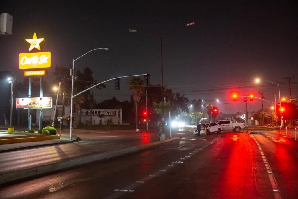 Hombre cruza la calle y muere atropellado por una camioneta; responsable huye