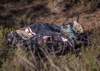 Bomberos rescatan a mujer tras volcar en barranco; llevaba 2 días atrapada