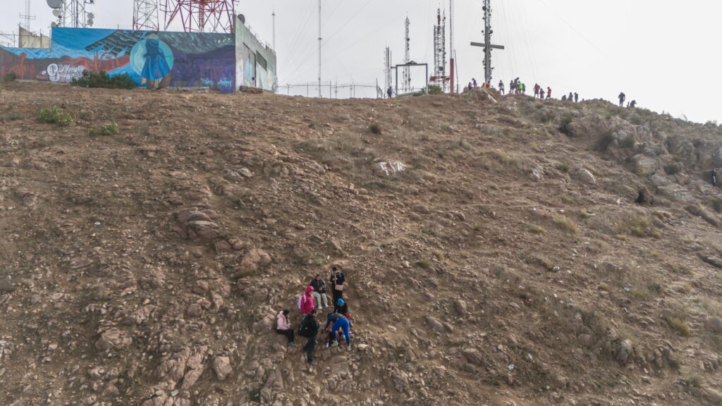 Bomberos rescatan a mujer que practicaba senderismo en el Cerro Colorado