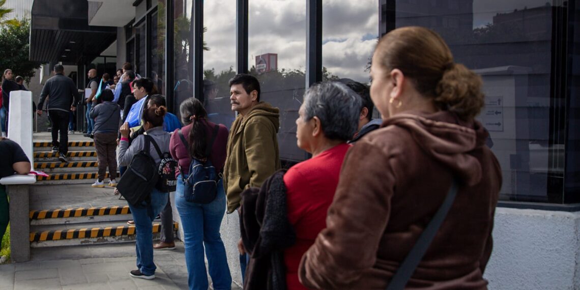 Comerciantes se manifiestan y les cierran las puertas de CANACO