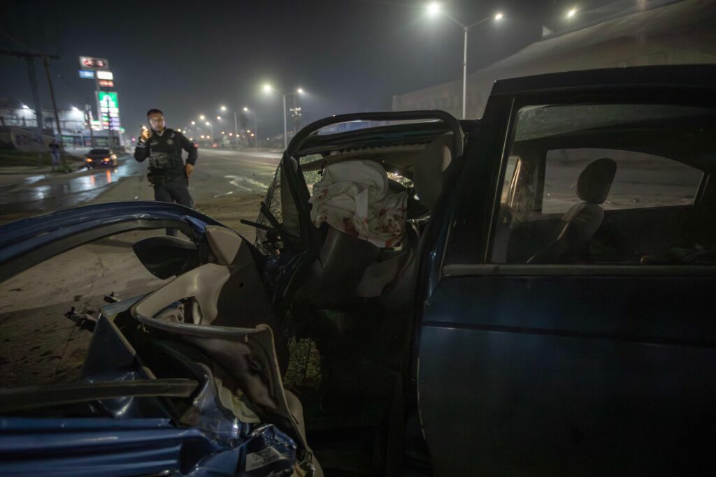 Auto termina destrozado tras impactarse con un muro en el bulevar 2000