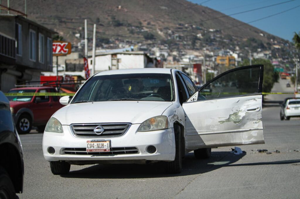 Sujeto con auto robado desata persecución y es detenido